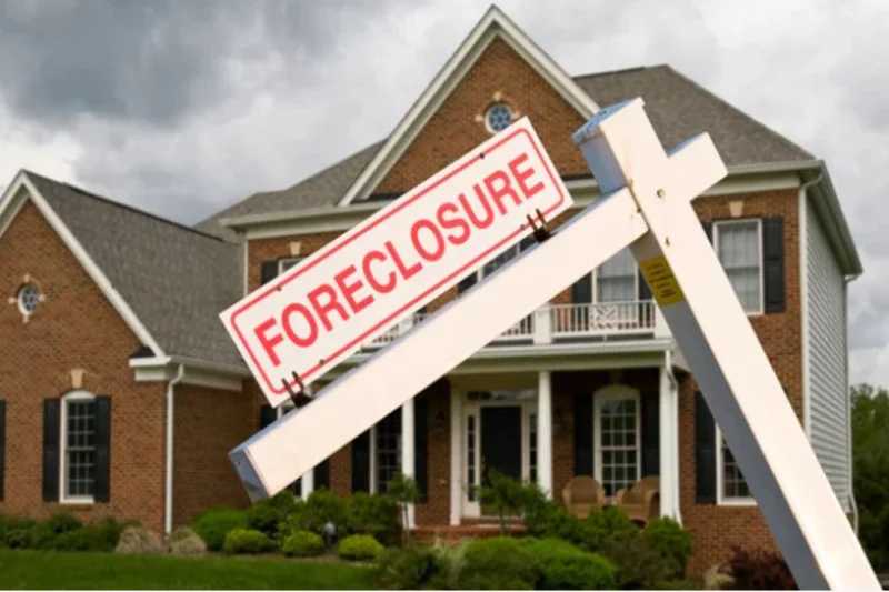 Picture of a house going into foreclosure